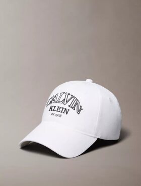 Gorra con logotipo curvado