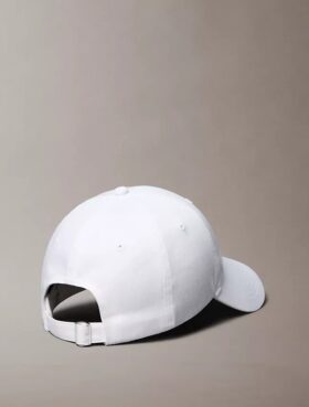 Gorra con logotipo curvado