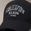 Gorra con logotipo curvado Gorra con logotipo curvado