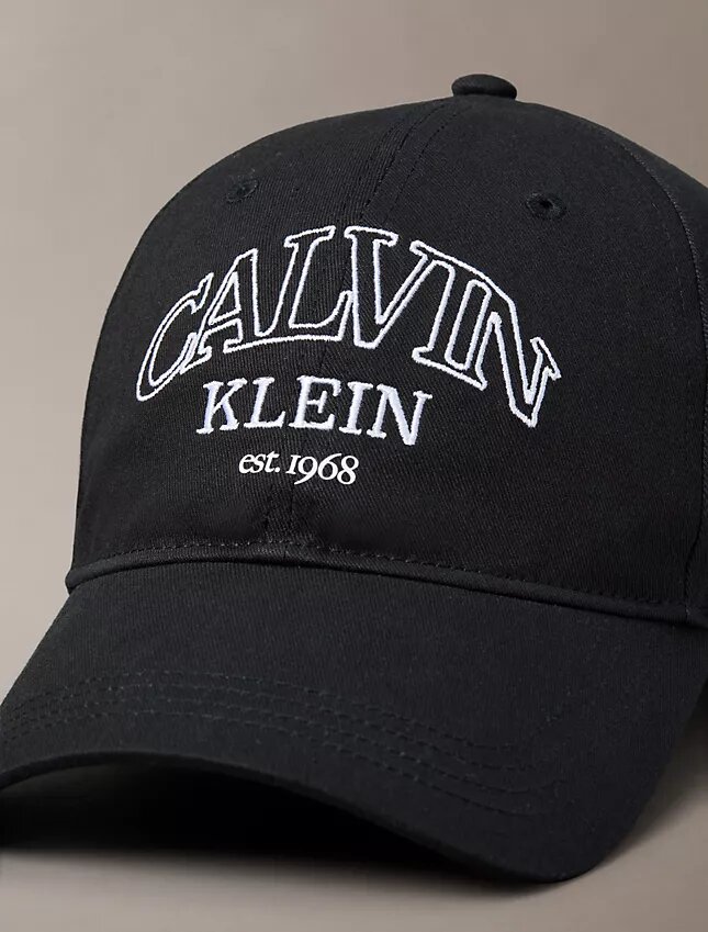 Gorra con logotipo curvado Gorra con logotipo curvado