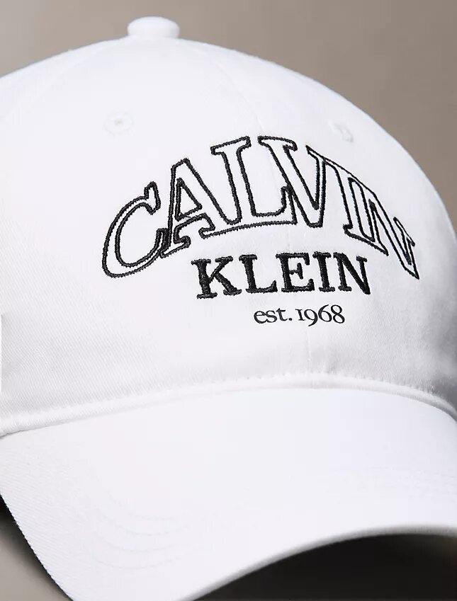 Gorra con logotipo curvado Gorra con logotipo curvado