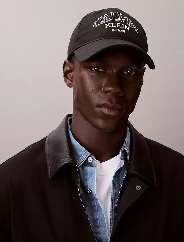 Gorra con logotipo curvado Gorra con logotipo curvado