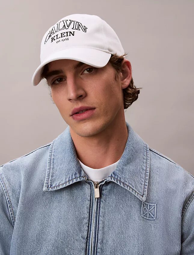 Gorra con logotipo curvado Gorra con logotipo curvado