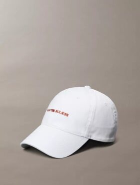 Gorra con logotipo gráfico bordado