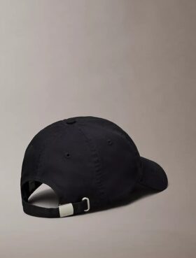 Gorra con logotipo gráfico bordado