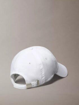 Gorra con logotipo gráfico bordado