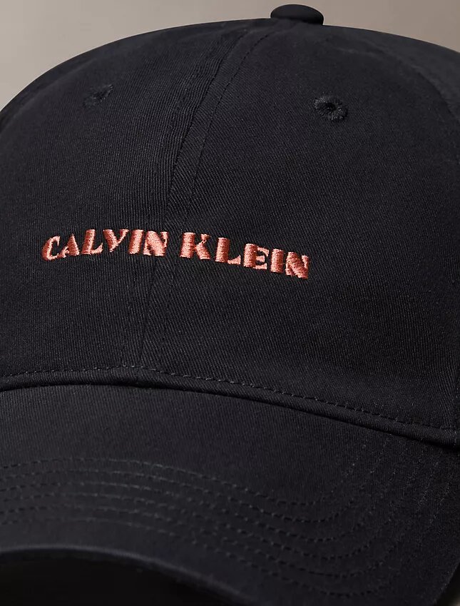 Gorra con logotipo gráfico bordado Gorra con logotipo gráfico bordado