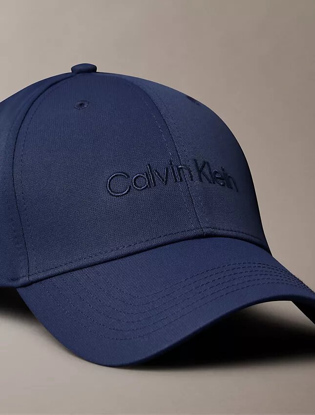 Gorra de béisbol con el logotipo bordado estándar Gorra de béisbol con el logotipo bordado estándar