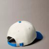 Gorra de béisbol con logotipo bordado en contraste Gorra de béisbol con logotipo bordado en contraste