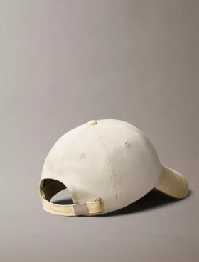 Gorra de béisbol con logotipo bordado en contraste