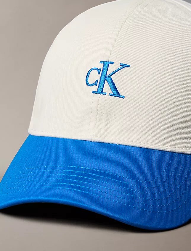 Gorra de béisbol con logotipo bordado en contraste Gorra de béisbol con logotipo bordado en contraste