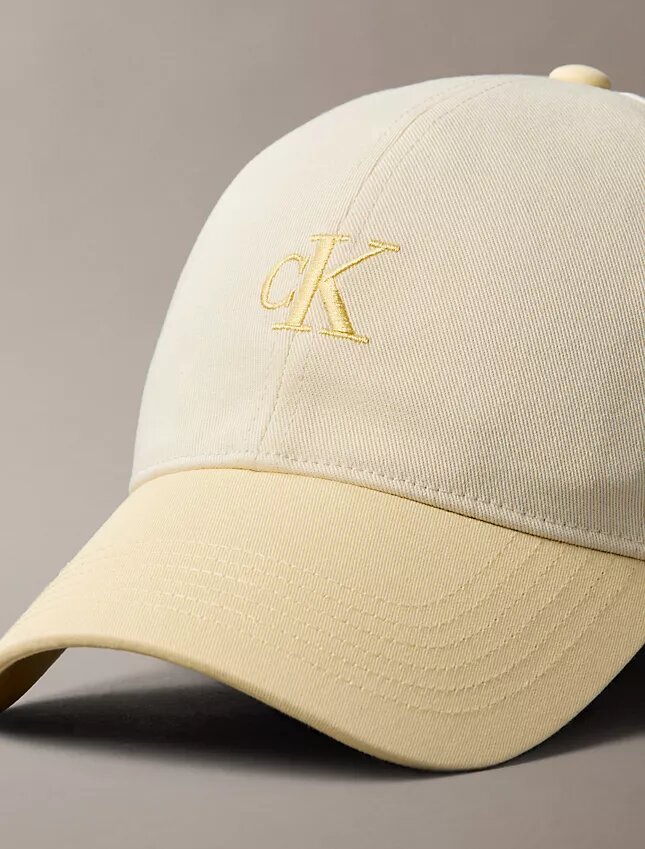 Gorra de béisbol con logotipo bordado en contraste Gorra de béisbol con logotipo bordado en contraste