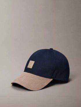 Gorra de béisbol con logotipo y bloques de color