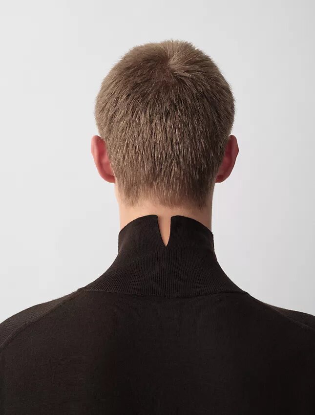 Jersey de cuello alto en color ceniza Jersey de cuello alto en color ceniza