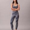Leggings de talle alto y corte 7/8 con estampado deportivo moderno