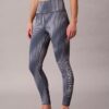 Leggings de talle alto y corte 7/8 con estampado deportivo moderno