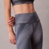 Leggings de talle alto y corte 7/8 con estampado deportivo moderno