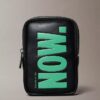 Llavero con mini bolsa y estampado llamativo