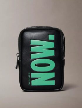 Llavero con mini bolsa y estampado llamativo