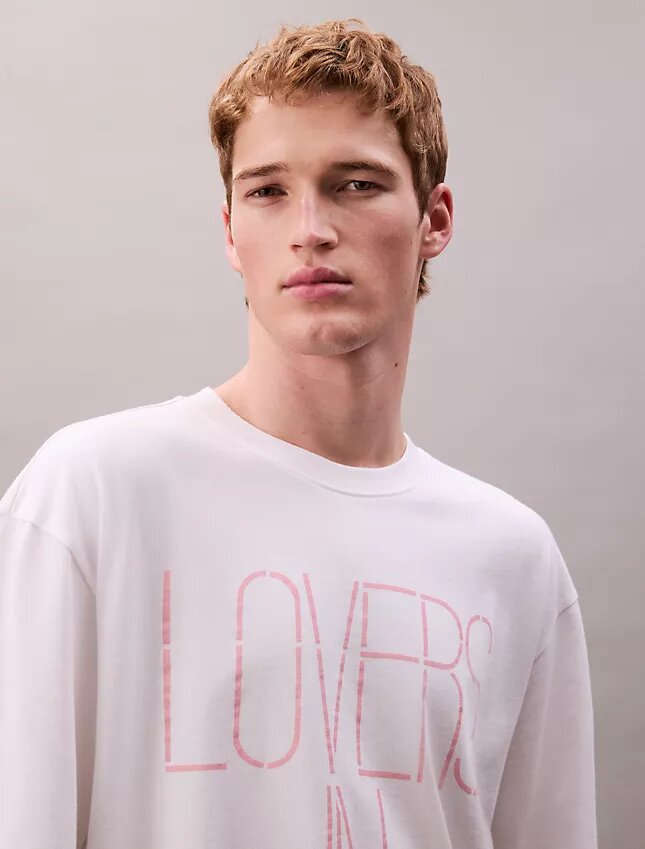 Marc Hundley Pride Lovers en camiseta holgada Marc Hundley Pride Lovers en camiseta holgada