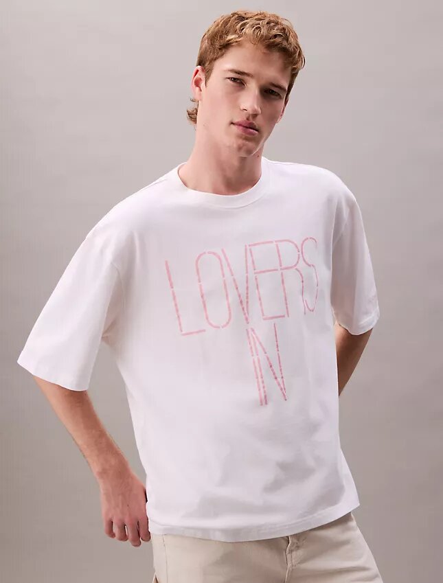 Marc Hundley Pride Lovers en camiseta holgada Marc Hundley Pride Lovers en camiseta holgada