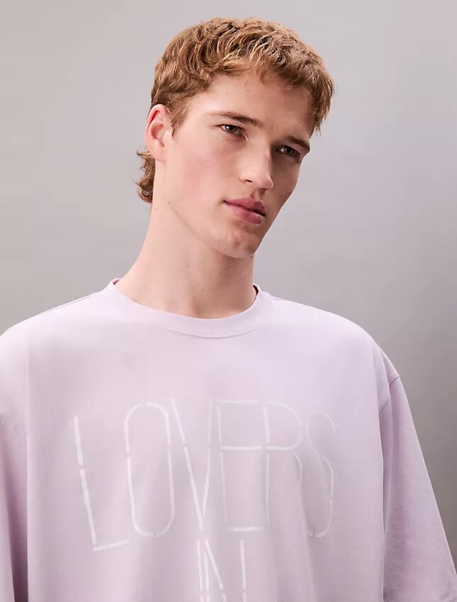 Marc Hundley Pride Lovers en camiseta holgada Marc Hundley Pride Lovers en camiseta holgada