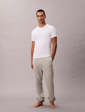 Mezcla de algodón elástico. Pack de 3 camisetas de cuello redondo y corte ajustado Mezcla de algodón elástico. Pack de 3 camisetas de cuello redondo y corte ajustado