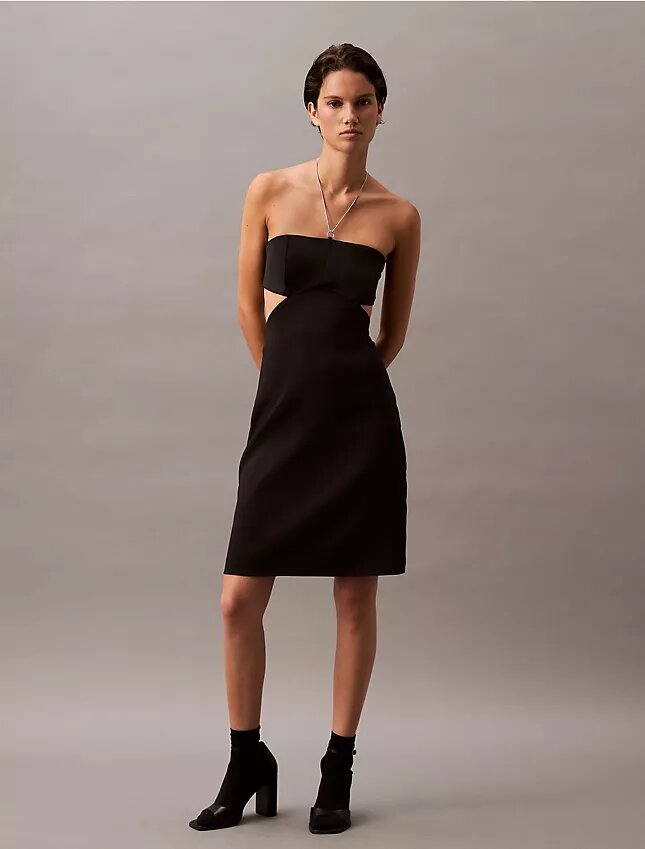 Minivestido con corte halter y aberturas Minivestido con corte halter y aberturas