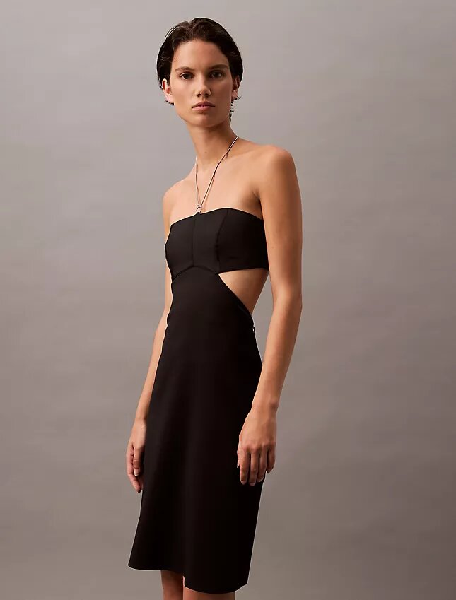 Minivestido con corte halter y aberturas Minivestido con corte halter y aberturas