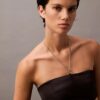 Minivestido con corte halter y aberturas Minivestido con corte halter y aberturas