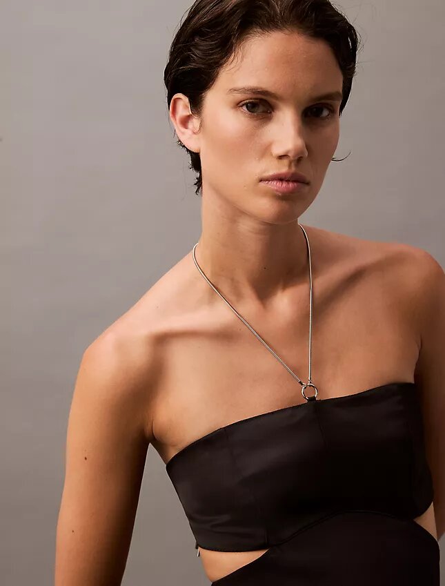 Minivestido con corte halter y aberturas Minivestido con corte halter y aberturas