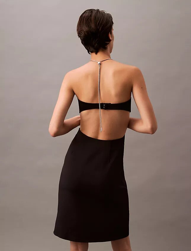 Minivestido con corte halter y aberturas Minivestido con corte halter y aberturas