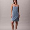Minivestido de denim con tirantes Minivestido de denim con tirantes