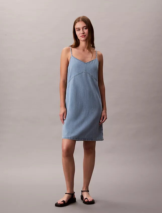Minivestido de denim con tirantes Minivestido de denim con tirantes