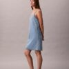 Minivestido de denim con tirantes Minivestido de denim con tirantes
