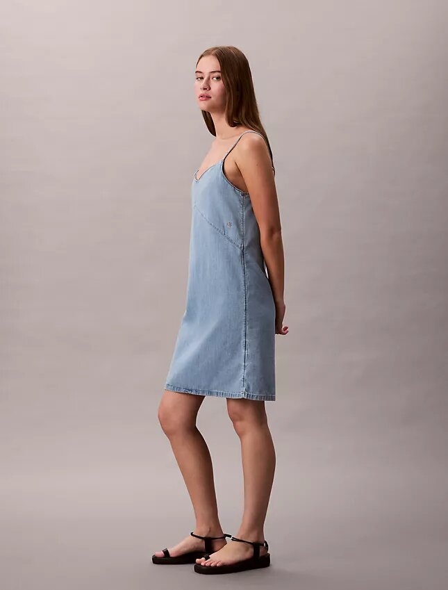 Minivestido de denim con tirantes Minivestido de denim con tirantes
