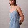 Minivestido de denim con tirantes Minivestido de denim con tirantes
