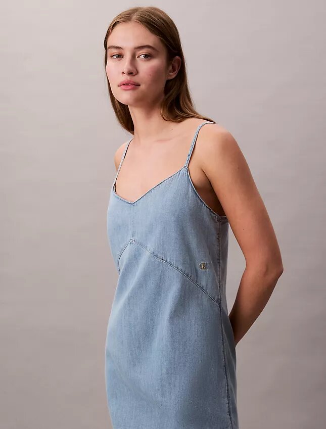 Minivestido de denim con tirantes Minivestido de denim con tirantes