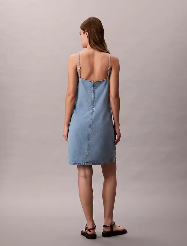 Minivestido de denim con tirantes Minivestido de denim con tirantes