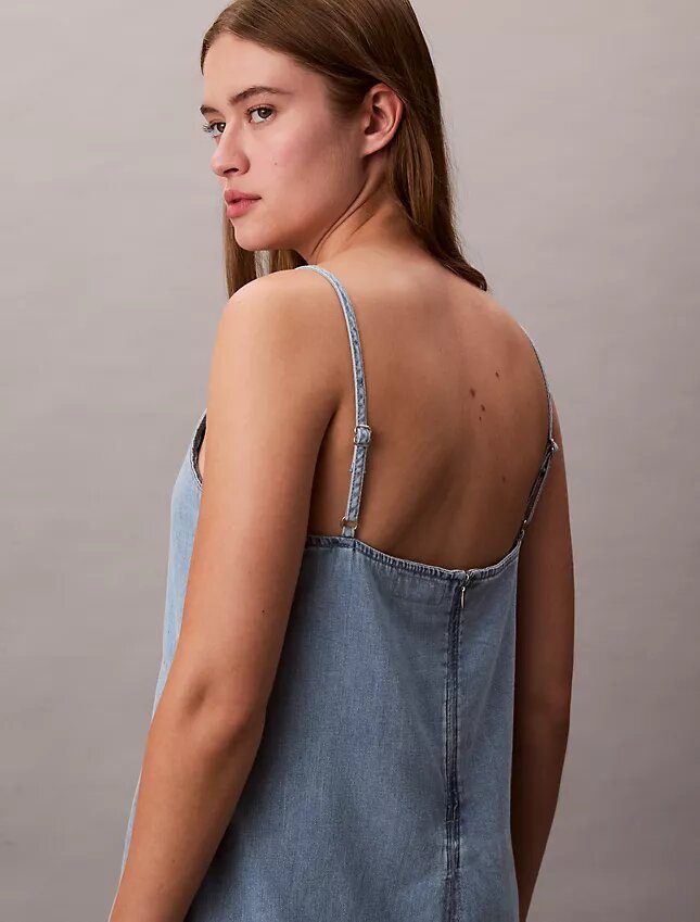 Minivestido de denim con tirantes Minivestido de denim con tirantes