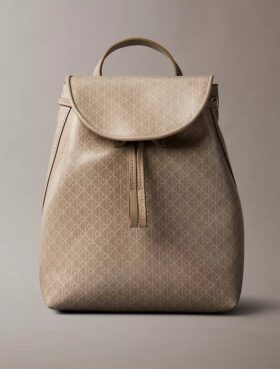 Mochila con logotipo en todo el diseño