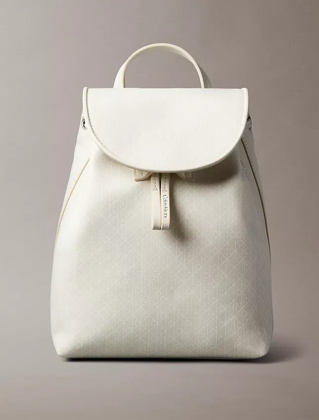 Mochila con logotipo en todo el diseño Mochila con logotipo en todo el diseño