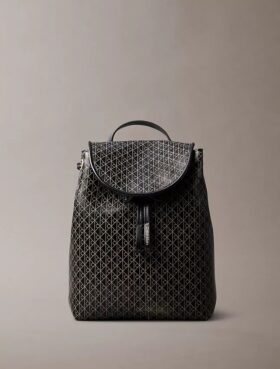 Mochila con logotipo en todo el diseño