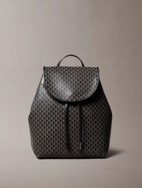 Mochila con logotipo en todo el diseño
