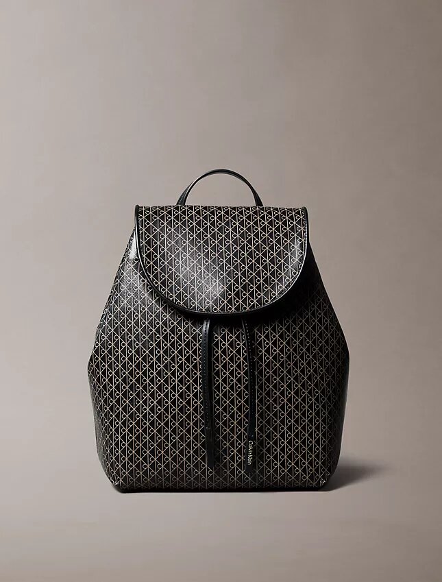 Mochila con logotipo en todo el diseño Mochila con logotipo en todo el diseño