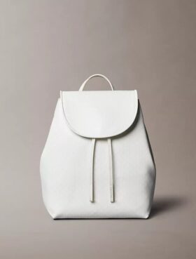 Mochila con logotipo en todo el diseño
