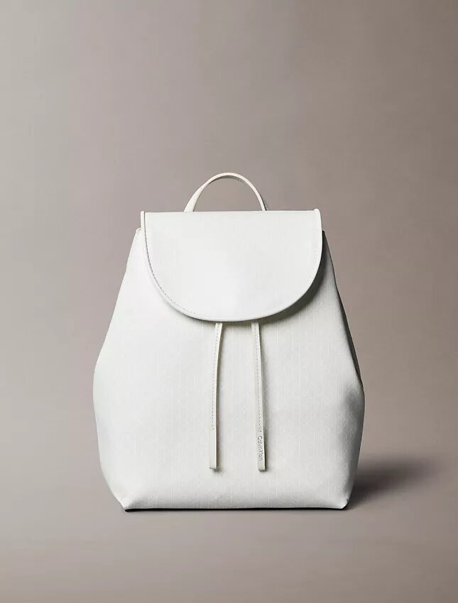 Mochila con logotipo en todo el diseño Mochila con logotipo en todo el diseño