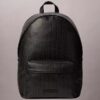 Mochila con logotipo en todo el diseño