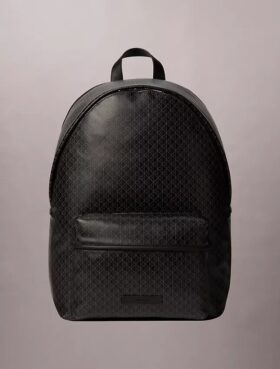 Mochila con logotipo en todo el diseño