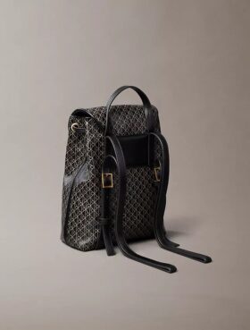 Mochila con logotipo en todo el diseño